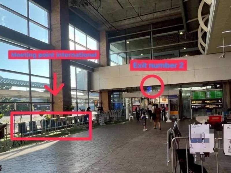 Место встречи для международных рейсов в аэропорту Пхукета: у Gate 2